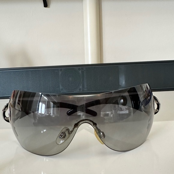 CHANEL SUNGLASSES FRAMELESS CC LOGO 1425 BLACK GRADIENT WITH SILVER ACCENT CC - Picture 15 of 16